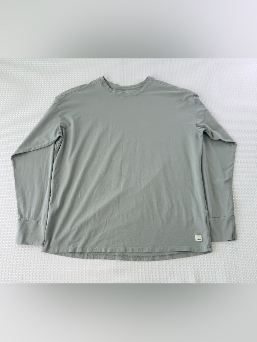 Vuori Women’s Long Sleeve Feather Tee Shirt Gray Lightweight Stretch XS Vw1028